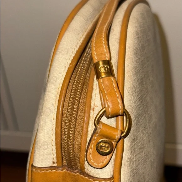 Authentic Vintage Gucci GG Supreme Crossbody Bag - Picture 5 of 9